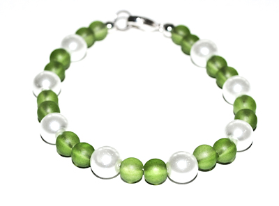 Pärlarmband gröna vita glaspärlor