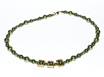 Halsband gröna glaspärlor guldfärgade