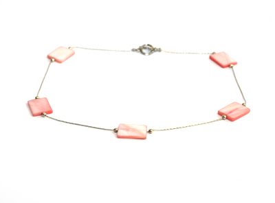Halsband rosa snäckskalspärlor