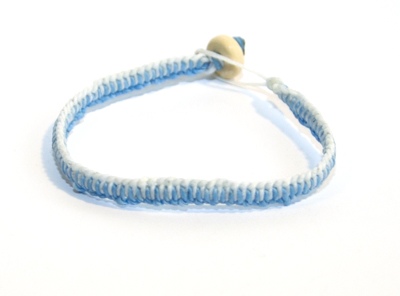 Makraméarmband vit blå