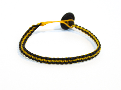 Makraméarmband gul svart